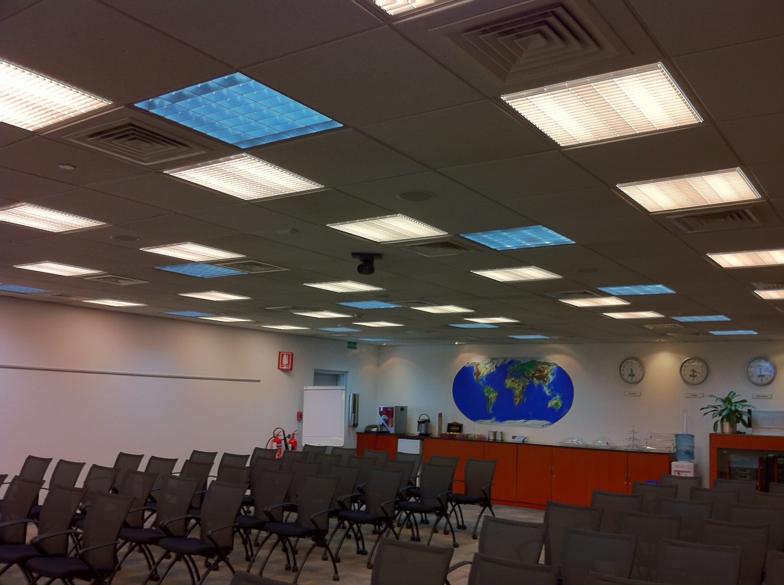 Training room with projection and sound distribution technology.